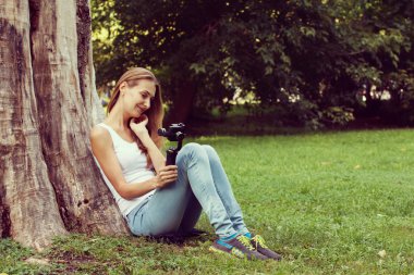 Elinde kamera olan güzel kadın. 