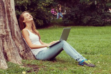 onu laptop güneşli gün açık çalışma güzel öğrenci kız