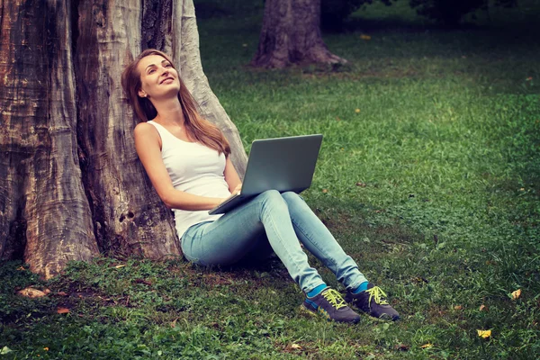 Beutiful student girl working on her laptop outdoor at sunny day — Stock Photo, Image