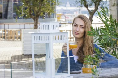 Çay bardağı ile kadın. Deniz cehri ve ballı kafe üzerinde çay bac