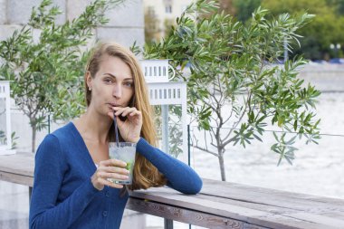 Mojito kokteyl ile güzel bir kadın. Yaz.