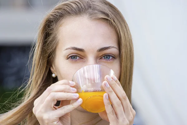 Femme avec tasse de thé. Thé à l'argousier et miel sur café bac — Photo