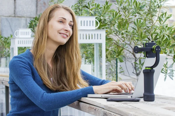 Bela moda blogger fazendo stream report com laptop . — Fotografia de Stock