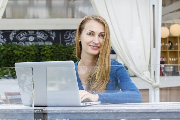 Frau mit Laptop im Freien. — Stockfoto