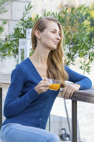 Kobieta z filiżanki herbaty. Herbata z rokitnika i miodu na café bac — Zdjęcie stockowe