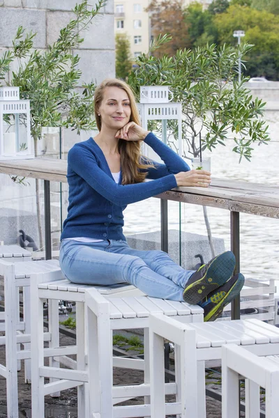 Belle femme avec cocktail mojito. Été . — Photo