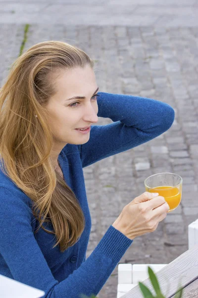 Mujer con taza de té. Té con espino cerval de mar y miel en el café bac —  Fotos de Stock