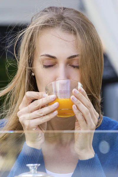 Femme avec tasse de thé. Thé à l'argousier et miel sur café bac — Photo