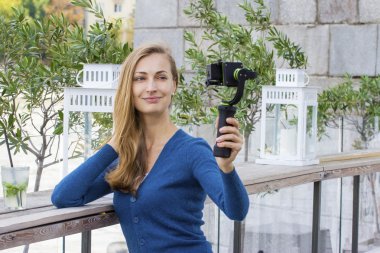 Mohito ile canlı yayın yapan güzel bir moda blogcusu.