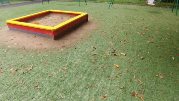 Parque infantil vacío en la luz de la mañana en el parque de la ciudad . — Vídeos de Stock