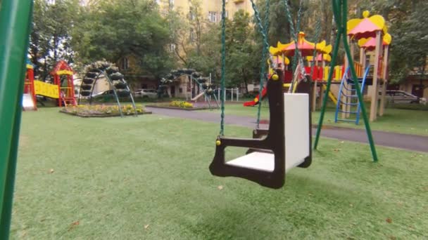 Parque infantil vazio na luz da manhã no parque da cidade . — Vídeo de Stock