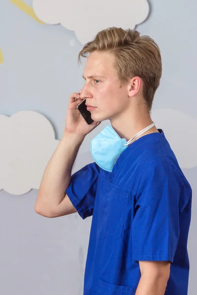 Modern sjukvårdspersonal med hjälp av smarttelefon — Stockfoto