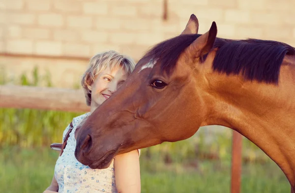 Cabeça de cavalo no ombro das mulheres — Fotografia de Stock