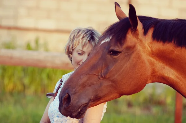 Cabeza de caballo en el hombro de las mujeres — Foto de Stock