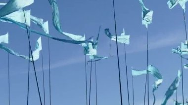 Atış renkli dize flama üçgen bayrakları kutlamalar ya da rüzgarda büyük açıklıklar için kullanılan bir açık mavi gökyüzü arka plan kaydırma.