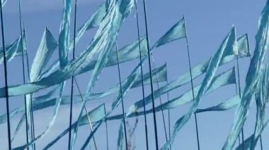 Atış renkli dize flama üçgen bayrakları kutlamalar ya da rüzgarda büyük açıklıklar için kullanılan bir açık mavi gökyüzü arka plan kaydırma.