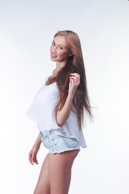 Mavili genç kadın.