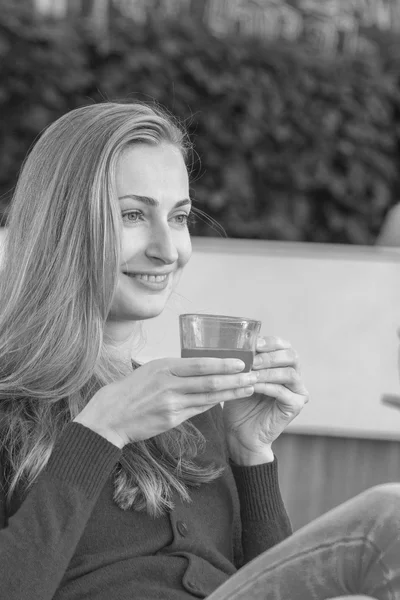Kobieta z filiżanki herbaty. Herbata z rokitnika i miodu na café bac — Zdjęcie stockowe