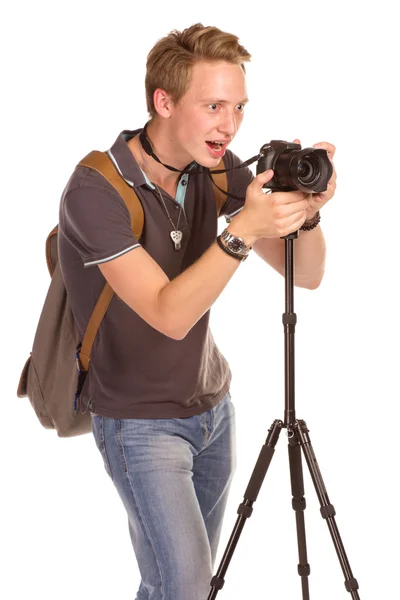 Joven con cámara en trípode — Foto de Stock