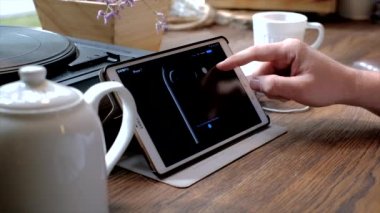 Apple tablet bilgisayar ekranında modern Iphone 7 ile ABD mağaza