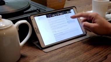 Uygulama bir Tablet PC'de Booking.com aracılığıyla otel adam seçer