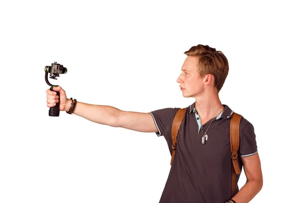 Videógrafo sostiene cámara móvil en gimbal . — Foto de Stock