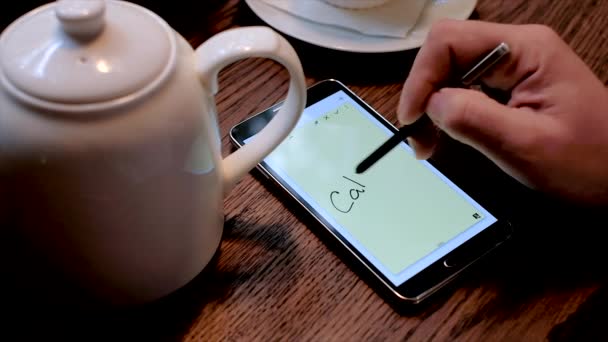Manos y lápiz usando la tableta de la computadora. Llámame por favor en pantalla — Vídeo de stock