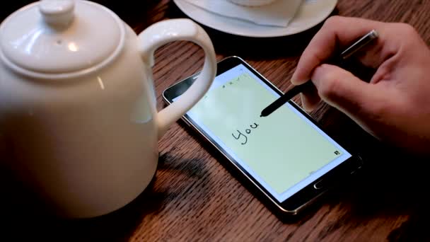 Mains et stylet à l'aide d'une tablette informatique. "Vous pouvez le faire" à l'écran — Video