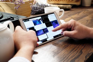 Tablet bilgisayarınızla hisse senedi analizi ve soyut grafikler