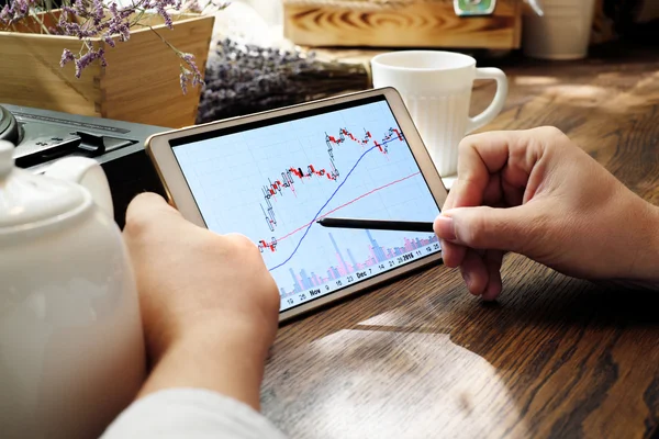 Tablet ordenador con análisis de stock y gráficos abstractos — Foto de Stock