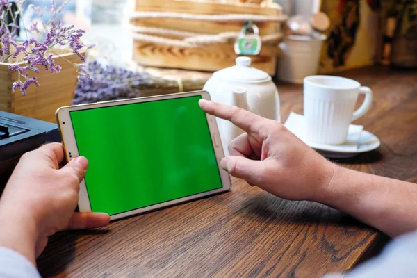 Pantalla vacía de la computadora de la tableta en manos del hombre. Cuadros de lectura, docum — Foto de Stock