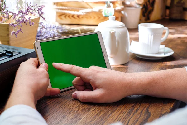 Pantalla vacía de la computadora de la tableta en manos del hombre. Cuadros de lectura, docum — Foto de Stock