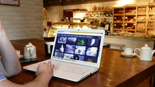 Site da NASA na tela do laptop no café — Vídeo de Stock