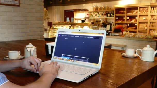 Sitio web de la NASA en la pantalla del ordenador portátil en café — Vídeos de Stock