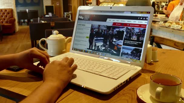 Page Web d'Indycar sur l'écran d'ordinateur portable dans le café — Video