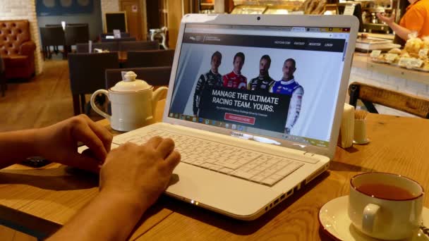 IndyCar Web sayfasında kafede dizüstü bilgisayar monitörü — Stok video