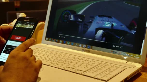 Homem assistindo corrida f1 no café — Vídeo de Stock