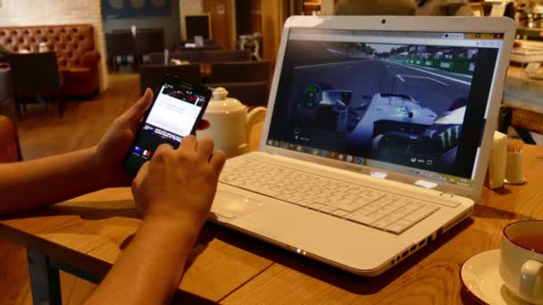 Hombre viendo f1 carrera en la cafetería — Vídeos de Stock