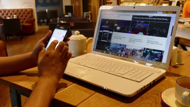 Hombre viendo f1 carrera en la cafetería — Vídeo de stock