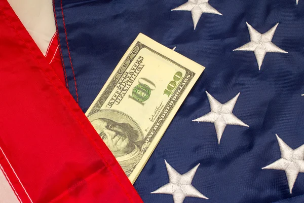 Dólares americanos e bandeira. — Fotografia de Stock