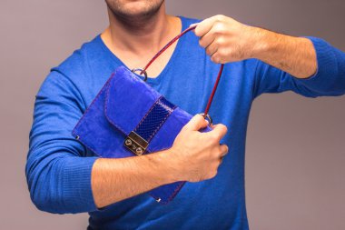 Modern deri çanta elinde