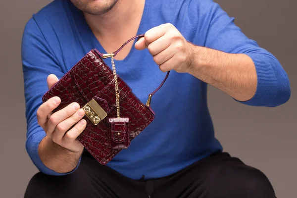Starka manliga händer innehav handväskor — Stockfoto