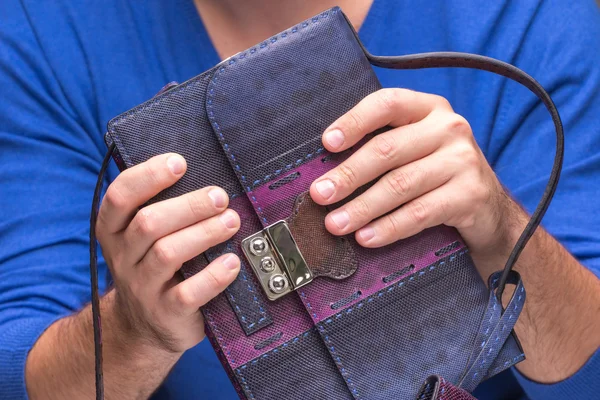 Starke männliche Hände, die Handtaschen halten — Stockfoto