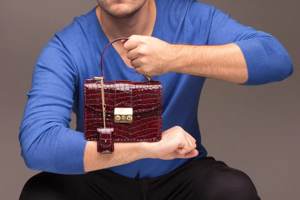 Starka manliga händer innehav handväskor — Stockfoto