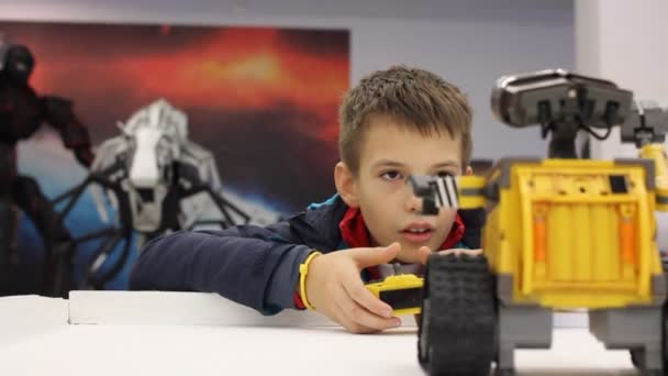 Enfant jouant avec WALL-E. Robot — Video