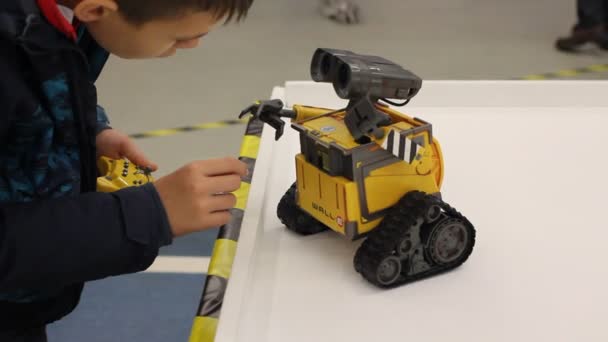 Kluk hraje s Wall-E. Robot — Stock video