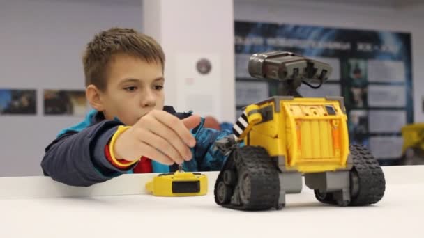 Miúdo a brincar com a WALL-E. Robô — Vídeo de Stock