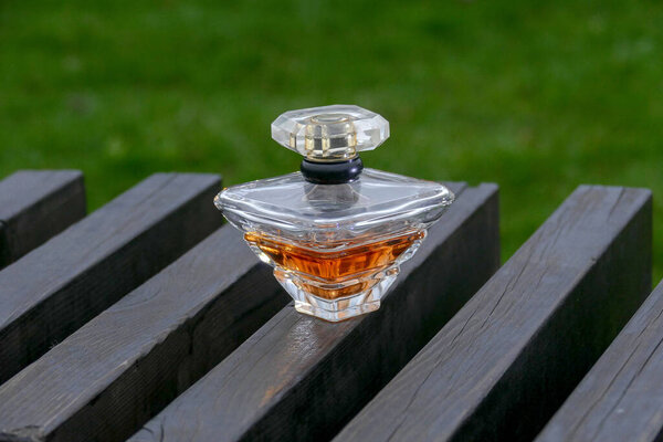 Бутылка духов на скамейке запасных