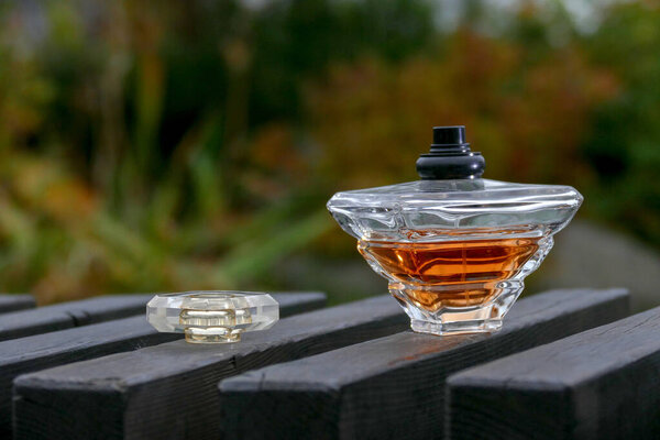 Бутылка духов на скамейке запасных