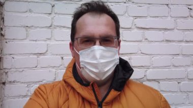 Yakışıklı Adam 'ın portresi, güzel görünümlü ve tıbbi maskeli, bakımlı..